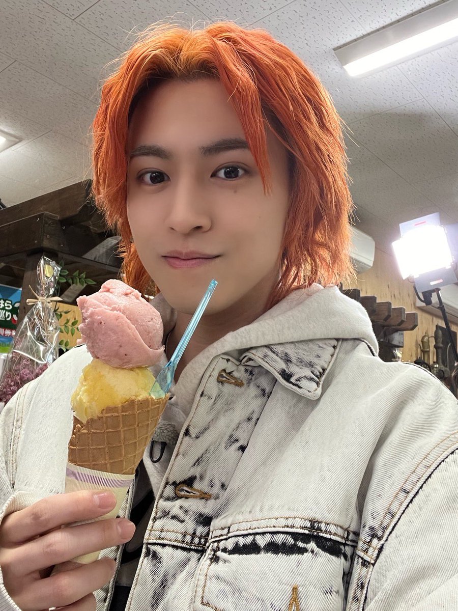 vs_bullettrain's tweet photo. ダーリンハニー吉川さんと共に🚃✨
楽しいで‼️

#VS超特急 #超特急 https://t.co/RqJos9CHoi