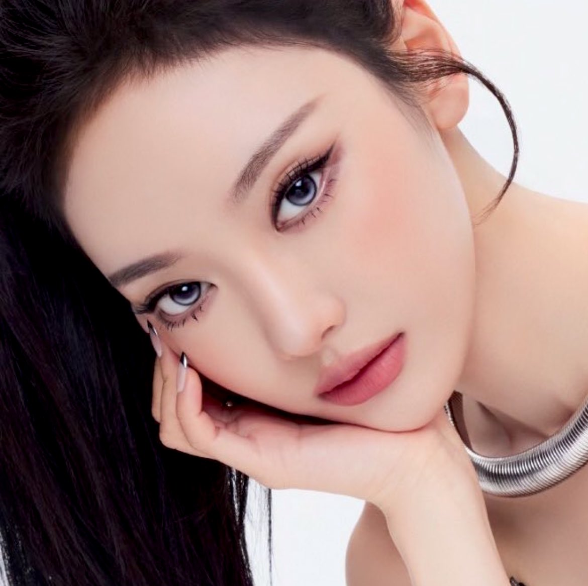 เครื่องหน้าหนิงหนิงคือสุดมาก เหมือนจะหมวยแต่ก็คมบาดทุกสัดส่วน เมคอัพก็เริดเป็นคนที่แต่งหน้าเมคอัพเนื้อเมทบนหน้าแล้วรอดต่อให้ทาลิปสีนู้ดก็ไม่ป่วยอ่ะ นอกจสกความสวยแล้วออร่าบางอย่างมันทำให้รูปถ่ายดูมีมิติไม่แข็งทื่ออีก