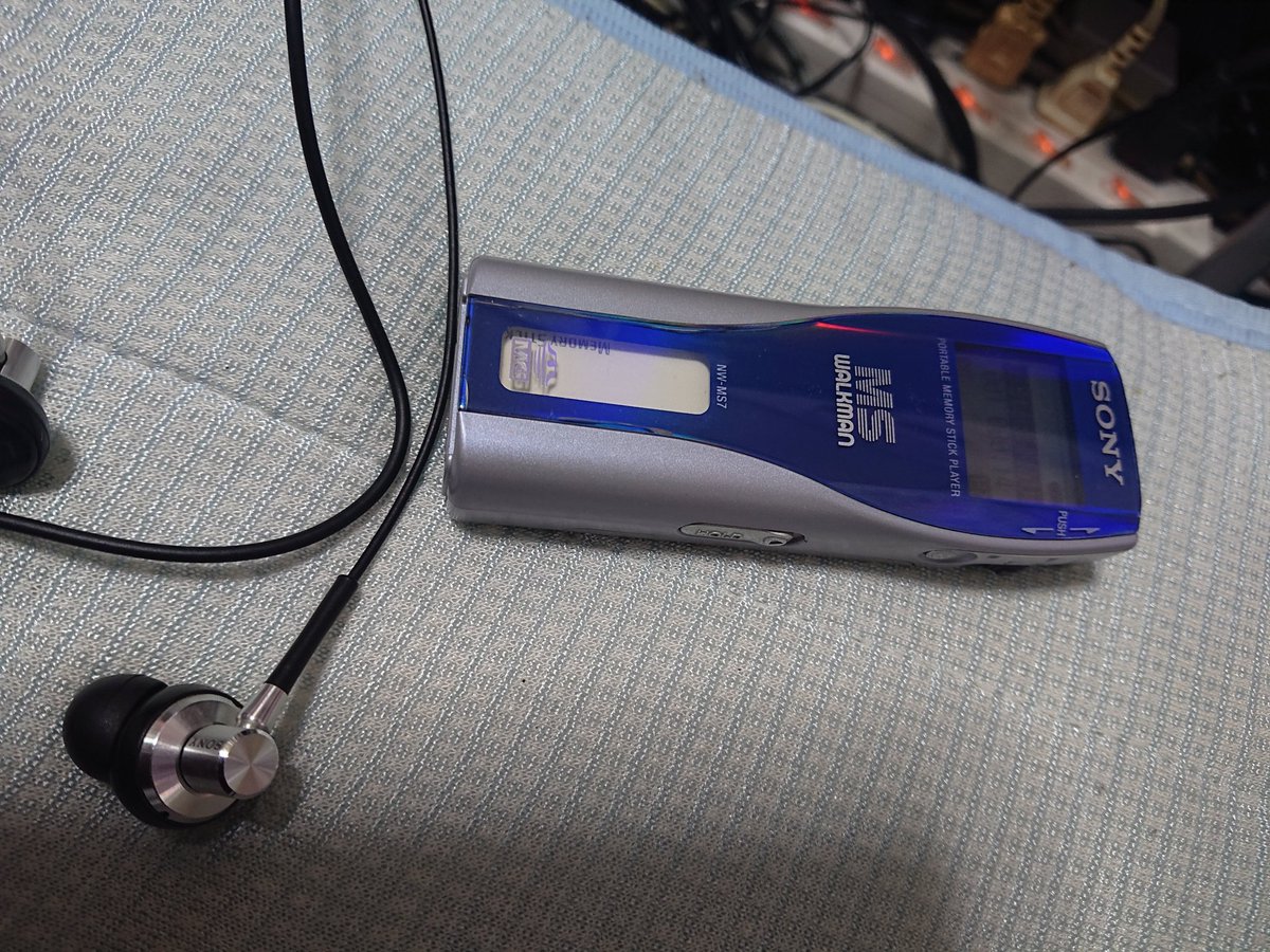 今日はメモリースティックウォークマンで音楽を聞いている SONY NW-MS7