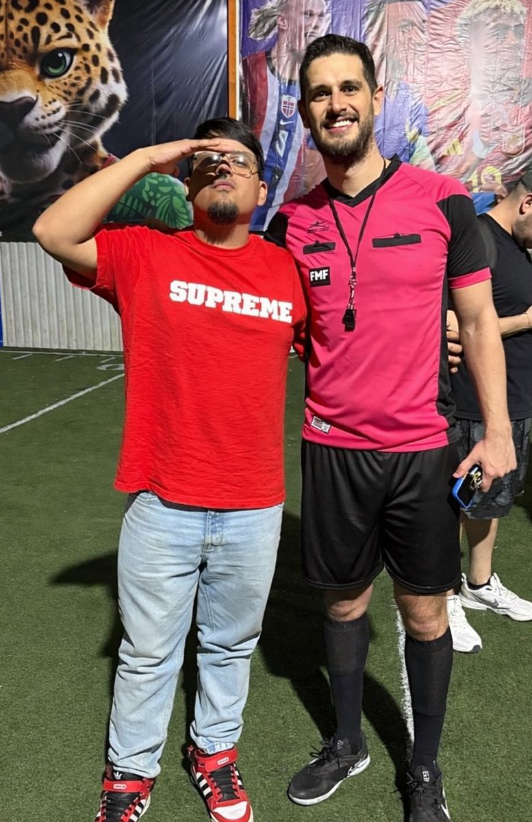 Salió foto con un compa, el nuevo amigo de Messi <a href="/adrianm10/">adrián marcelo</a> 😛