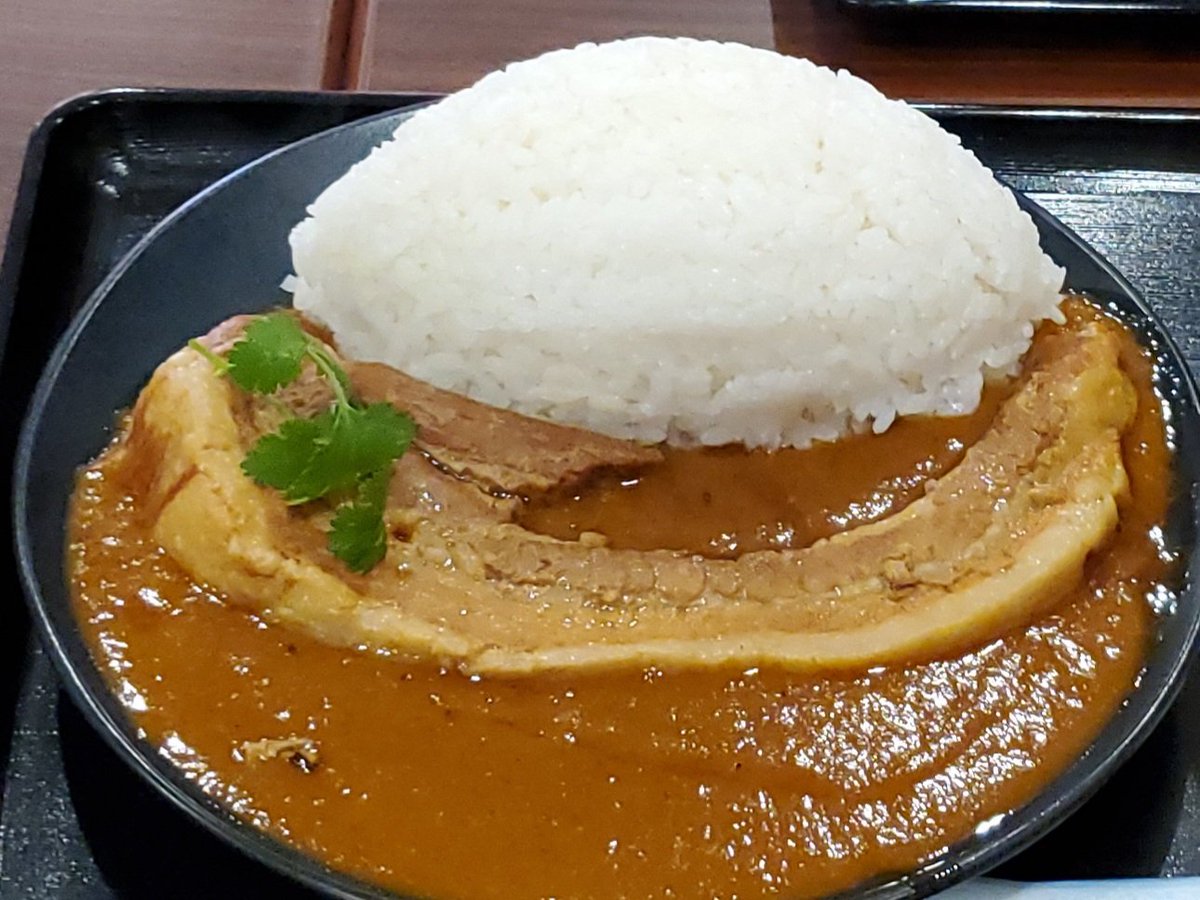 fussa1188's tweet photo. 入間市【肉とスパイス日向カレー】
•一本角煮カレー大盛
•コロナビール
ルーはスパイスの香り立ち上がりフルーティーなコクと味わいが病みつきに
角煮はこんなに大きくて良いのか！甘醤油でトロットロに柔らか��て反則級に肉たらしいにも程がある
ごちそうさまでした
#日向カレー #入間 #グルメ https://t.co/99WQ0L42Qf