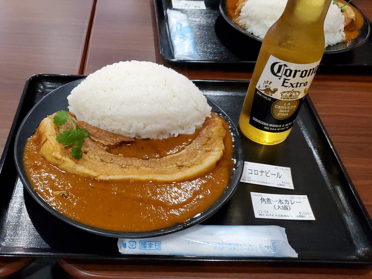 fussa1188's tweet photo. 入間市【肉とスパイス日向カレー】
•一本角煮カレー大盛
•コロナビール
ルーはスパイスの香り立ち上がりフルーティーなコクと味わいが病みつきに
角煮はこんなに大きくて良いのか！甘醤油でトロットロに柔らか��て反則級に肉たらしいにも程がある
ごちそうさまでした
#日向カレー #入間 #グルメ https://t.co/99WQ0L42Qf
