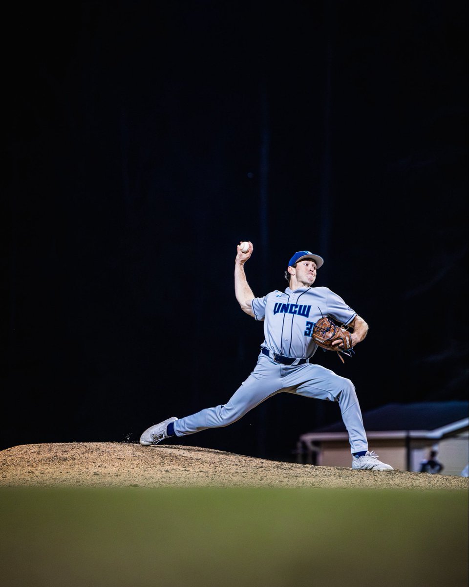 UNCWBaseball's tweet photo. WE. DON’T. QUIT.

#SeahawkBaseball https://t.co/4T2M1rPAEk