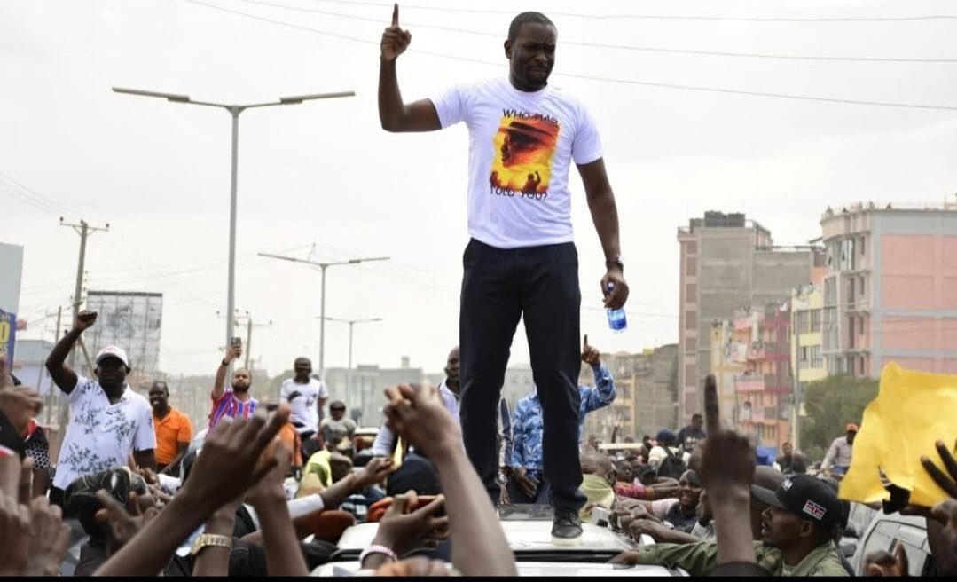 smutoro's tweet image. Some folks without benefit of basic history have sponsored “Sifuna the passing cloud”
⭕️Majority of those tweeting may never know it’s Sir Charles Njonjo who coined that statement [in 1978] against Moi when Kenyatta died
⭕️Moi ruled Kenya for 24 years! #SisiNdoSifuna #PeoplePower