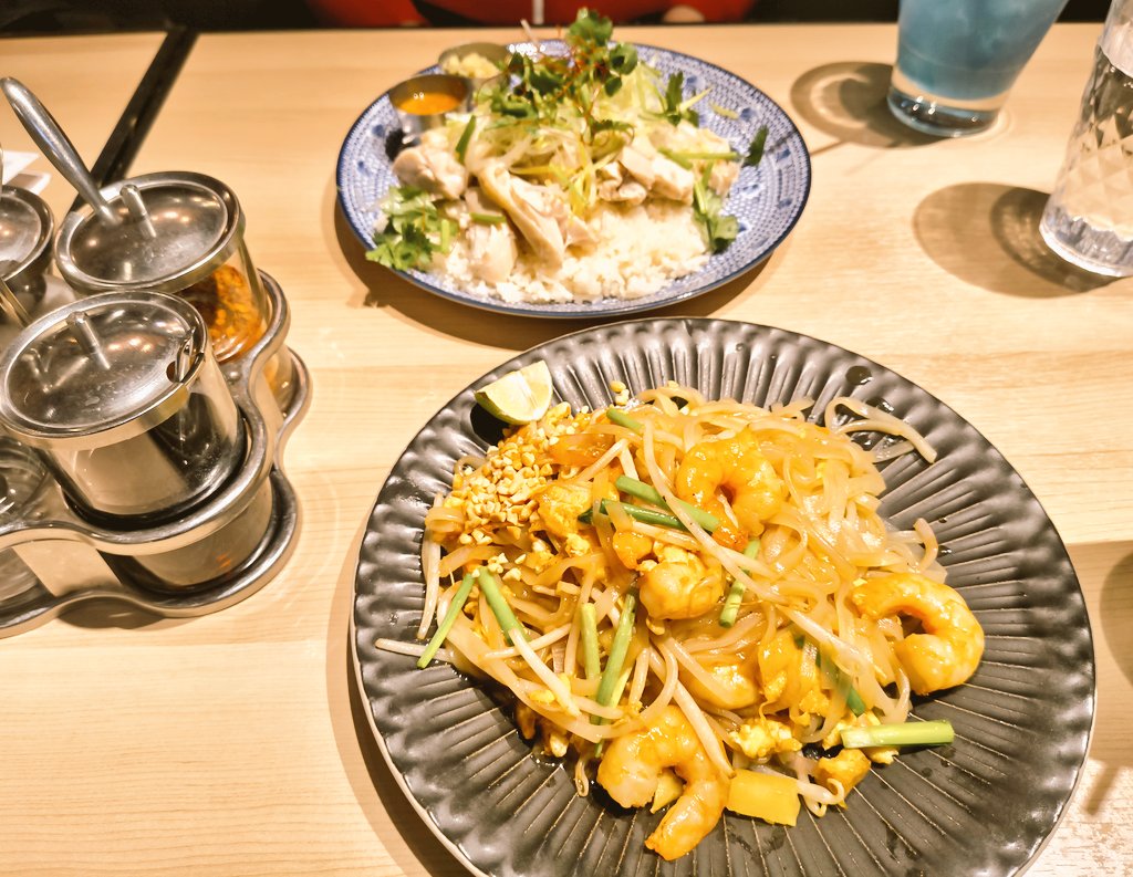 chii_mar's tweet photo. 先々週の🐿️🐈‍⬛ご飯🇹🇭(🤡は雪で今回も来れず🥺)

ノンアルが多い🐿🐈‍⬛ご飯にしては珍しく夕方から1杯呑みながらカオマンガイとパッタイを食べて、千疋屋に移動してケーキとハーブティー(酸味強めで一口飲んだ🐿が黙り込むフレーバー🌿)で夜お茶しながら閉店時間までひたすらお喋りしてきました☕🐿️🐈‍⬛❄ https://t.co/z3DuAR6gZB