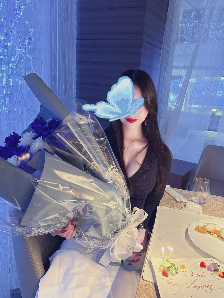 shining_ODECO's tweet photo. けやき坂イルミと色合わせてくれた今��の花束🦋💎

青いバラの花言葉は「夢叶う」「神の祝福」「不可能なことを成し遂げる」

無駄な金ドブ時間ドブ美容を横目に、最短距離で淡々と自分の価値を底上げすれば、最高の環境を戦略的に引き寄せられる💉🎶 https://t.co/bCKCrojiYn