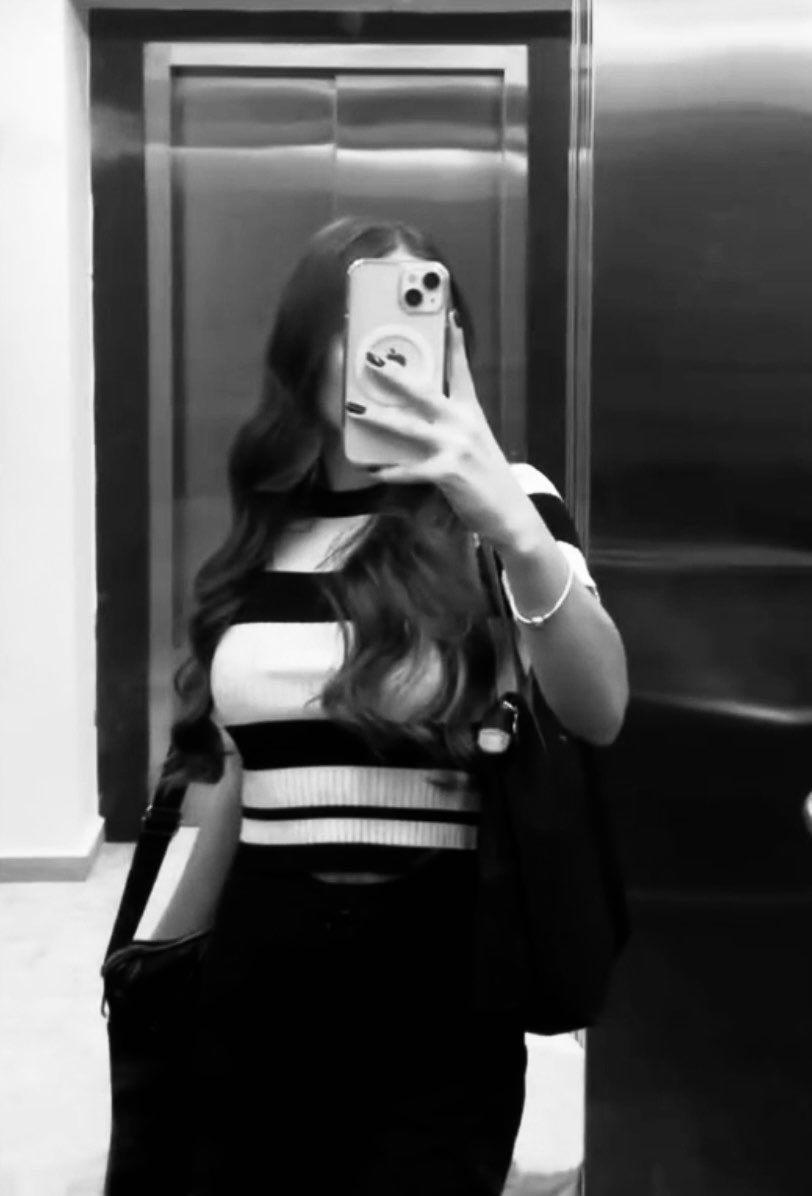 🕊

Seni Özlemek
Üşümek Gibidir
Soğuk Bir Akşam Üstü
Yağmurun Altında
Yürümek Gibi
Sırılsıklam
Titreye Titreye
Sıcak Bir Yer Bulup
Sığınmak İstersin 
Öyle İhtiyacım Var İşte
Yüreğine Sığınıp
Nefesinde Isınmaya🌟

İclal Aydın

Günaydın hayat🌟

Nefesinde ısınmak🕊

Güvercin 🕊🌟