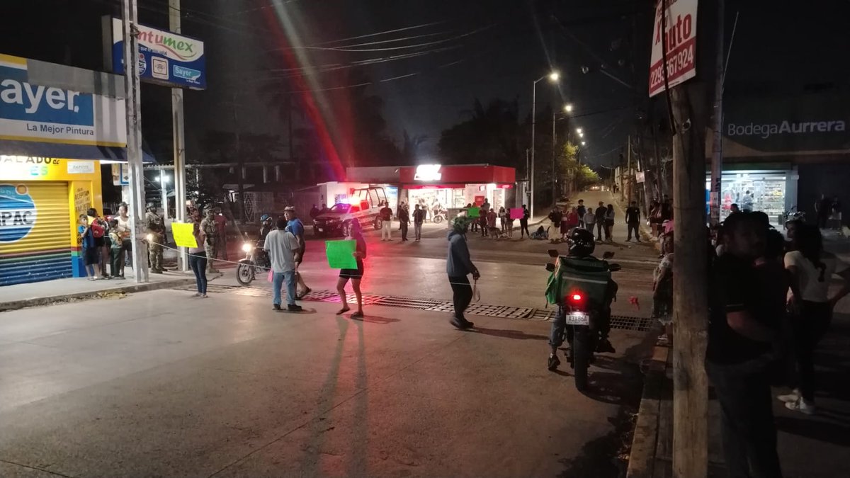 ChismitoJarocho's tweet photo. #ChismitoJarocho 📸 9:34 pm #ReporteVial Vecinos en Úrsulo Galván y Zapote en Reserva Tarimoya piden justicia por fallecimiento de niña a causa de negligencia de sus padres. @espejohernandez @AyuntamientoVer #VeracruzCiudadHeroica #Veracruz #VeracruzPuerto #Jarochos #Veracruz2026 https://t.co/jfSnj5hoUB
