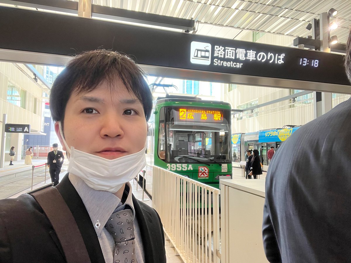 広島に出張でした。 珍しいスーツ姿に「パパ何その格好w」と娘達に笑