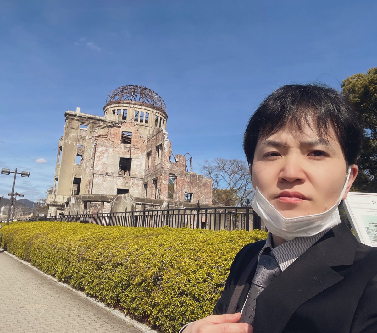 広島に出張でした。 珍しいスーツ姿に「パパ何その格好w」と娘達に笑