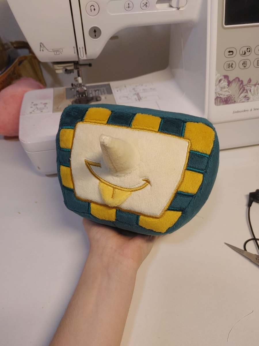 Do I give this baby antennas, ears, or leave him bald? 👁️👁️
#DELTARUNE #tenna #sphinxtenna #WIP