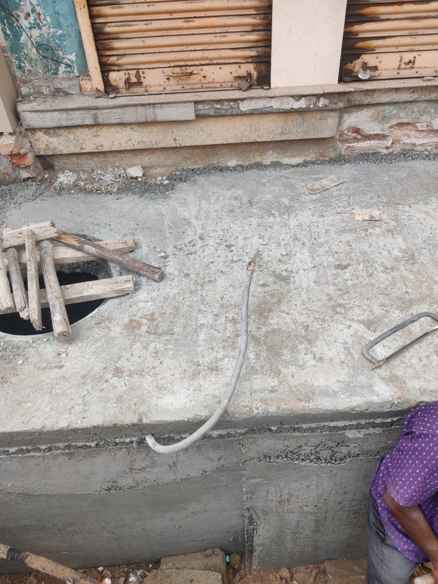 VishalToff's tweet photo. @RAKRI1 @TANGEDCO_Offcl @sechennaicentrl no power in our building since 7 days complain registered under complain no 1692154 , e-mail representation with photos sent to AE Triplicane, EE Mylapore , no action taken , please escalate further to resolve asap. https://t.co/E2b4qDuElw