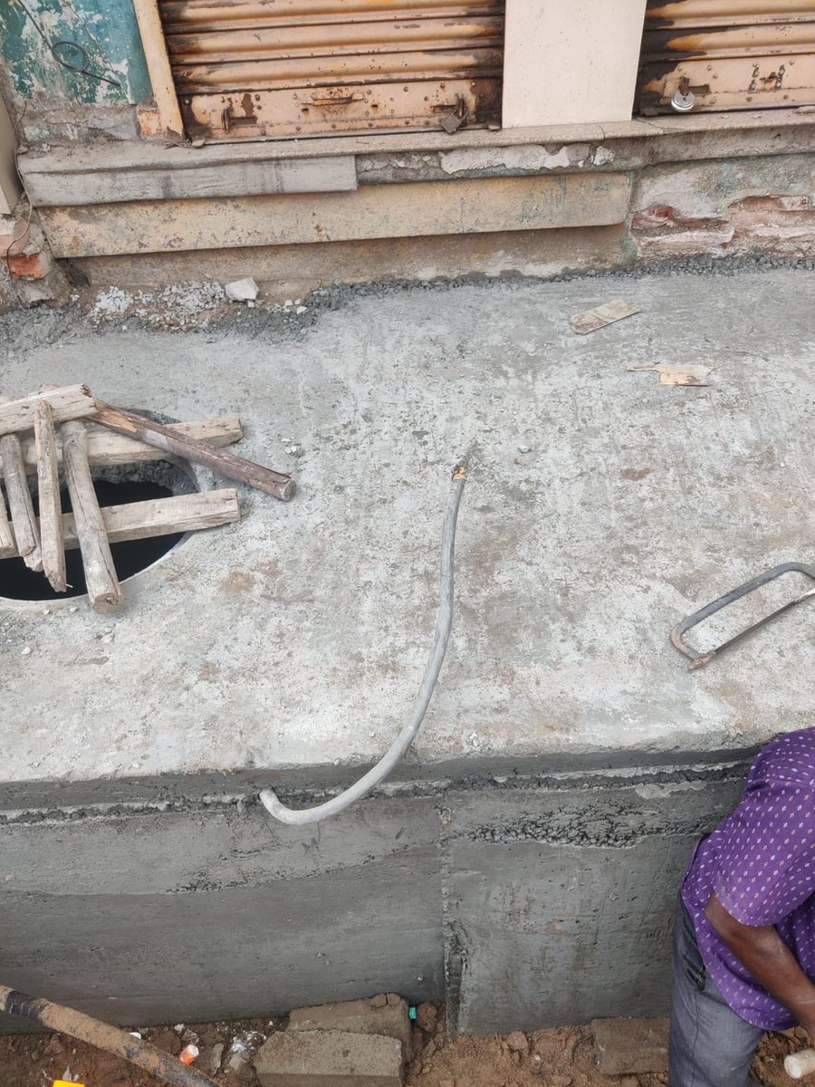VishalToff's tweet photo. @RAKRI1 @TANGEDCO_Offcl @sechennaicentrl no power in our building since 7 days complain registered under complain no 1692154 , e-mail representation with photos sent to AE Triplicane, EE Mylapore , no action taken , please escalate further to resolve asap. https://t.co/E2b4qDuElw