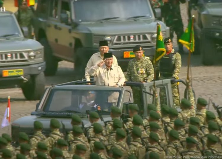 Breaking News 

🚨Ekonom Pusat Kajian Ekonomi &amp; Hukum (Celios), sebut Pengiriman 8.000 TNI ke GAZA berpotensi bebani APBN🚨

Muhammad Zulfikar, Ekonom Celios : 

🧨 Pengiriman 8.000 personel TNI dikhawatirkan membebani kas negara dan memperlebar defisit anggaran, terutama jika