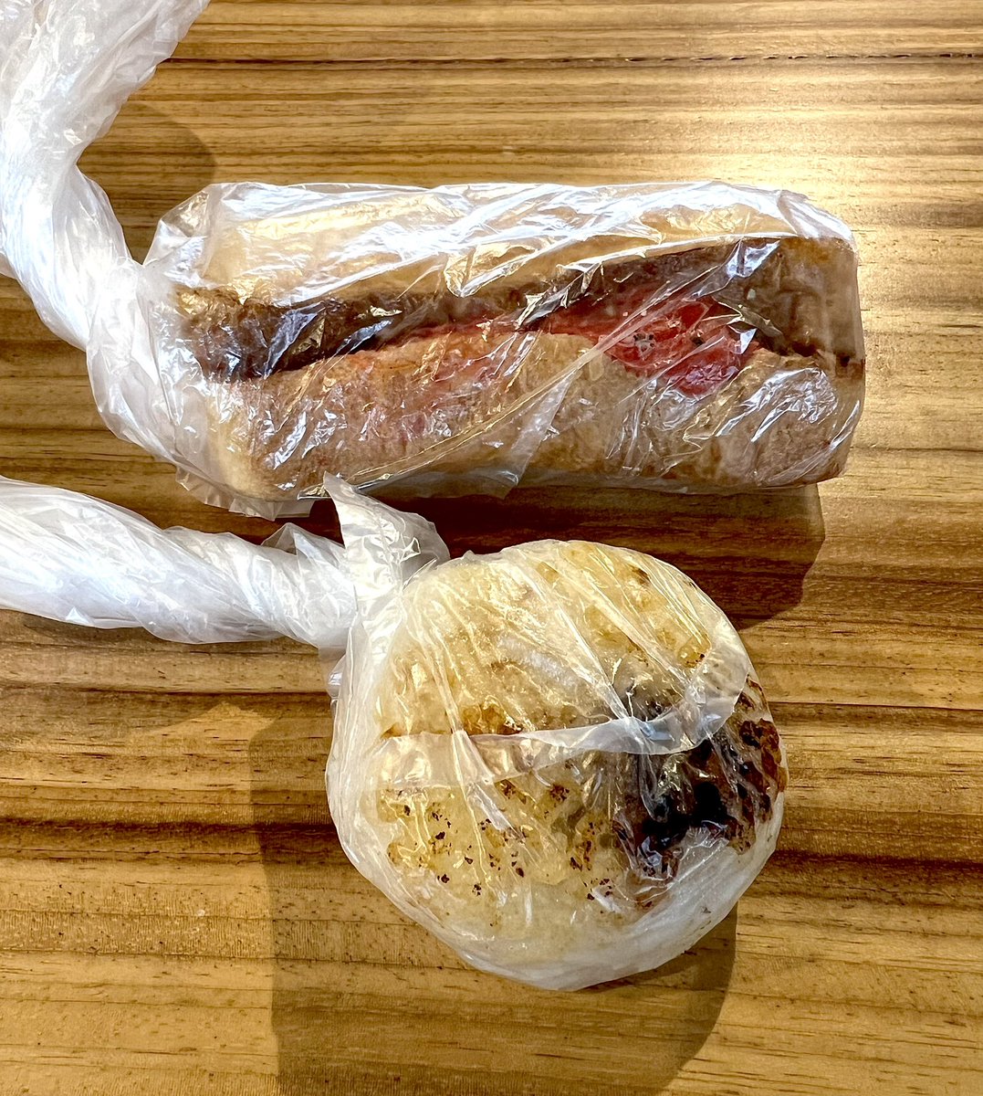 nacc0301's tweet photo. 夏ごろから
お昼は 夫に🍙にぎって
もらっていた私

今日は夫が
「 朝からしごとに行かにゃ🥺 」と
いうので
「 #おにぎり をにぎって
  もたせてあげよう」と
朝 思いつく🥹❤️

結果 
炊いたお米がなくなり
今日のわたしのお昼は
🥪と小さな🍙

#家事見習い ←卒業
#最近 #夫が働きはじめました ㊗️ https://t.co/Ah4vG5sVn1