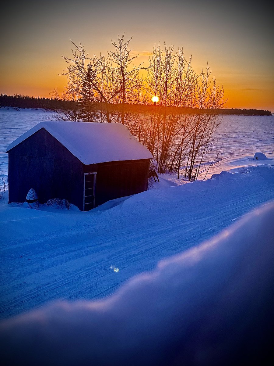 cyntoya_ak's tweet photo. Winter wonderland! From endless snow to -30 below. Beautiful sunset on the Yukon. #alaska #alaskawinter #lovealaska #winterinalaska #villagelife #tanana #alaskasunset https://t.co/ClMZ39suYV