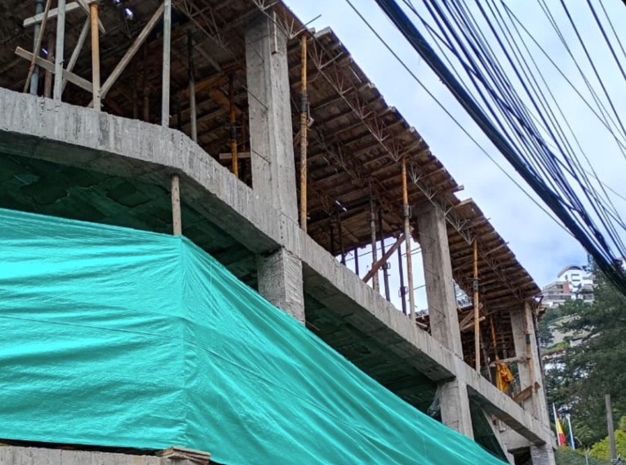 Pabel, otra vez. La Superintendencia de Ordenamiento Territorial multó al municipio de Quito por permitir la construcción de un edificio en una zona patrimonial de Guápulo. Ahora se deberá derrocar una parte de ese inmueble. Foto de <a href="/lahoraecuador/">La Hora Ecuador</a>