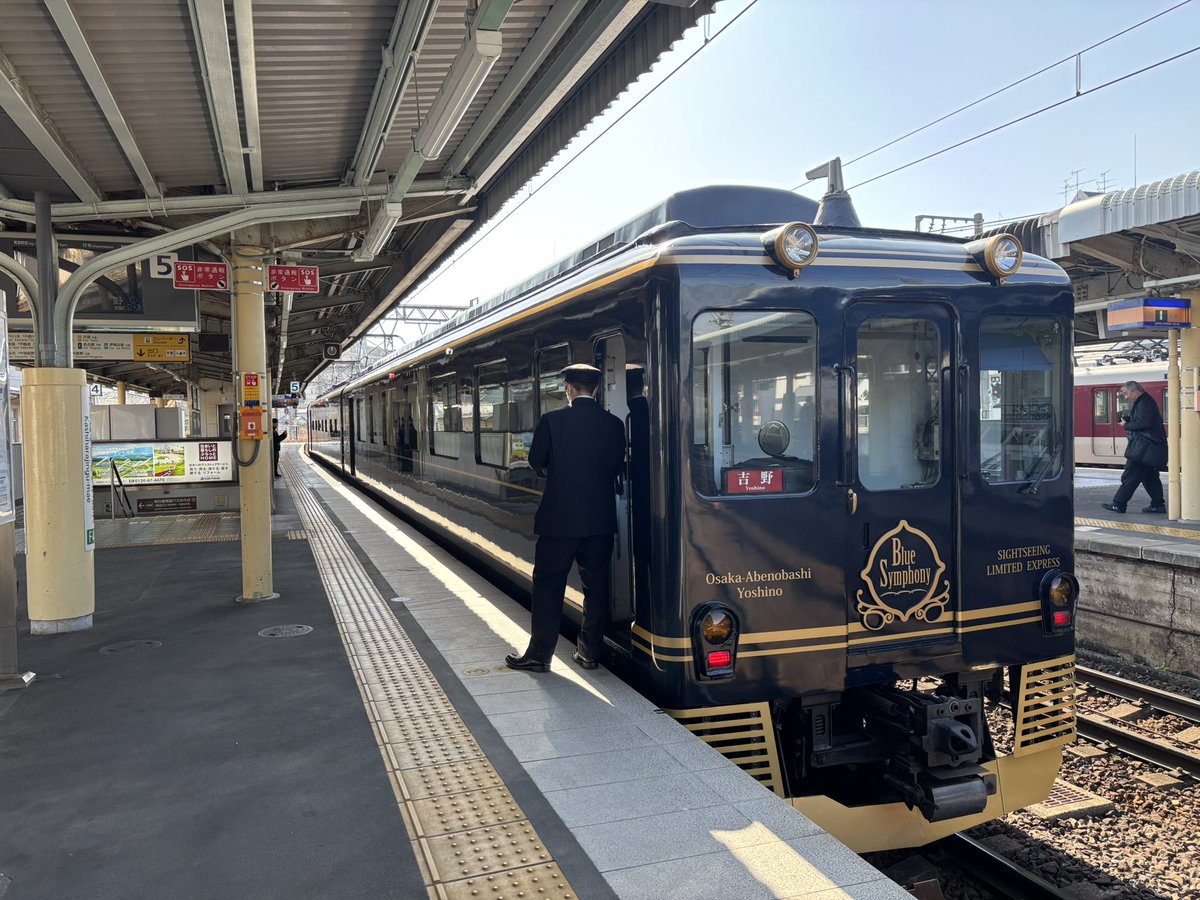 castlerradio's tweet photo. 青の交響曲に乗車！
快適な空間にも拘らず特別料金がそんなに高くなく乗車できて、良いのですー🚃
名前がコナンの映画タイトルのようなのも魅力のひとつ！？笑 https://t.co/JQ2vJlGKKY