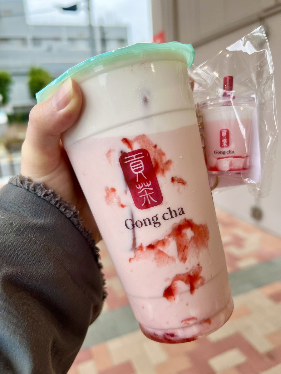 melo__doll's tweet photo. 今年もゴンチャのいちご杏仁🍓
(ミルクフォーム追加)
キーホルダーも無事にゲット！かわいすぎ〜 https://t.co/ulMoQrWcVm