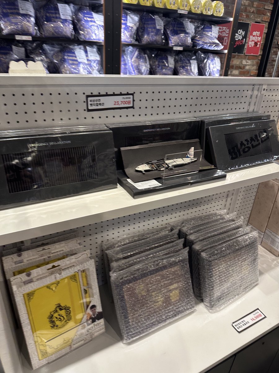 ieungNEOK's tweet image. 용씨지 씨네샵 할인하는데 비상선언 뱃지도 할인함