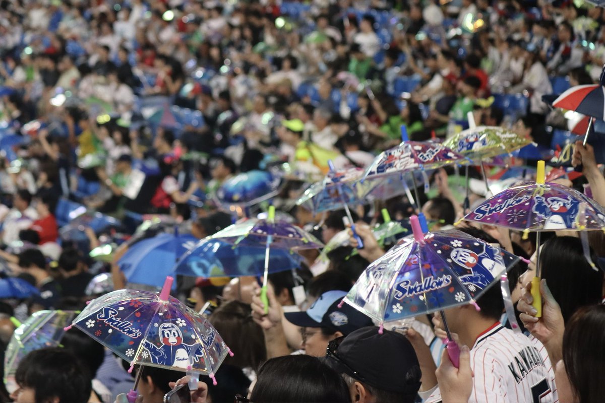 フォロワー10万人達成キャンペーン計画中🤔💭 ⁡ いつも神宮球場公式Xをご覧いただいている皆様に、感謝の気持ちをお届けするため、フォローしてくださっている方の中から抽選で、『プロ野球観戦ペア招待券🎫