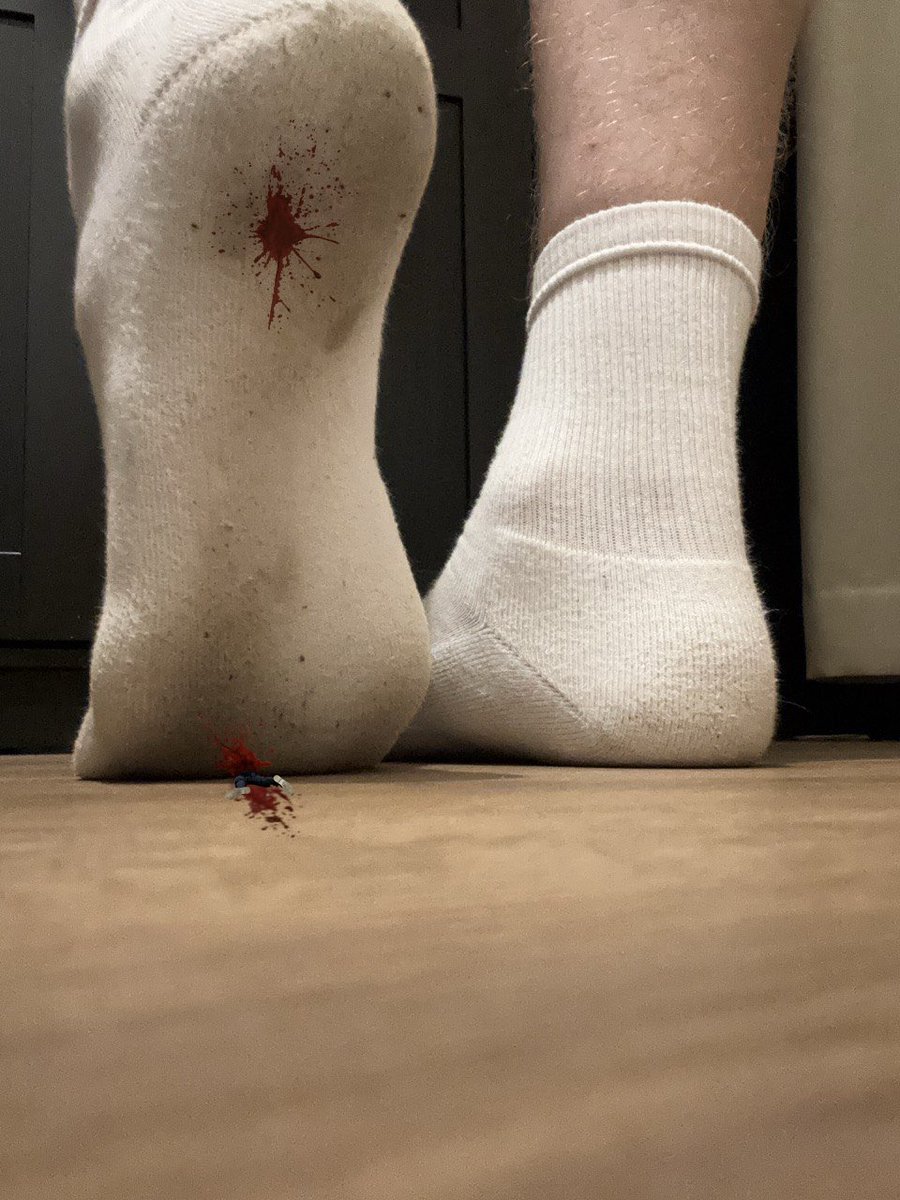 MaffawCool's tweet photo. Training [1/1]

#Sizetwitter #giantmale #whitesocks #dirtyfeet #tinymale #footfetısh https://t.co/rPS2AL729f
