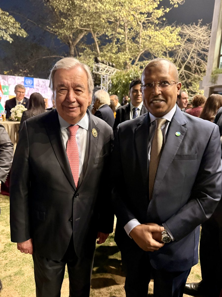 djibembindia's tweet photo. Extrêmement honoré d’avoir pu richement échanger avec un monument de la paix et de la diplomatie, Mr Antonio Guterez, Actuel Secrétaire-General des Nations-Unies sur le départ lors de la soirée organisée en son honneur dans le cadre de la clôture de la Conference de haut-niveau organisée par l’Inde sur la nécessité de réguler et d’encadrer cette innovation technologique qu’est l’Intelligence Artificielle . 

Nos discussions en apparté ont surtout porté sur la paix et la sécurité de notre region ainsi que l’exceptionnel leadership de son ami, notre President El-Hadj Ismaïl Omar Guelleh dont la sagesse, reconnue par ses pairs, lui confère une aura de  leadership au profit de la paix et de la stabilité dans cette partie du monde. 

En effet, le rôle stabilisateur de la République de Djibouti dans la région se trouve aussi particulièrement mis en exergue par un renouvellement continu d’initiatives en faveur du règlement des différentes crises en vigueur dans la région, notamment dans les pays voisins dont la Somalie, le Soudan, le Yémen. 

A cet égard, il a été souligné que dans le cadre de la Presidence de l’IGAD qu’assure la République de Djibouti, le niveau d’action et de plaidoiries en faveur de l’accroissement de la paix et de la protection des plus vulnérables dans la region, ont augmenté de manière significative pour l’avènement d’une région apaisée et oeuvrant pour la prospérité de ses populations.