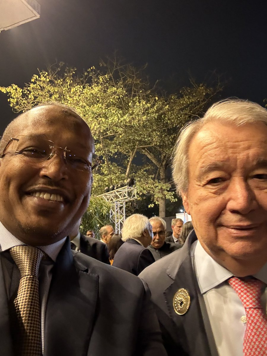 djibembindia's tweet photo. Extrêmement honoré d’avoir pu richement échanger avec un monument de la paix et de la diplomatie, Mr Antonio Guterez, Actuel Secrétaire-General des Nations-Unies sur le départ lors de la soirée organisée en son honneur dans le cadre de la clôture de la Conference de haut-niveau organisée par l’Inde sur la nécessité de réguler et d’encadrer cette innovation technologique qu’est l’Intelligence Artificielle . 

Nos discussions en apparté ont surtout porté sur la paix et la sécurité de notre region ainsi que l’exceptionnel leadership de son ami, notre President El-Hadj Ismaïl Omar Guelleh dont la sagesse, reconnue par ses pairs, lui confère une aura de  leadership au profit de la paix et de la stabilité dans cette partie du monde. 

En effet, le rôle stabilisateur de la République de Djibouti dans la région se trouve aussi particulièrement mis en exergue par un renouvellement continu d’initiatives en faveur du règlement des différentes crises en vigueur dans la région, notamment dans les pays voisins dont la Somalie, le Soudan, le Yémen. 

A cet égard, il a été souligné que dans le cadre de la Presidence de l’IGAD qu’assure la République de Djibouti, le niveau d’action et de plaidoiries en faveur de l’accroissement de la paix et de la protection des plus vulnérables dans la region, ont augmenté de manière significative pour l’avènement d’une région apaisée et oeuvrant pour la prospérité de ses populations.