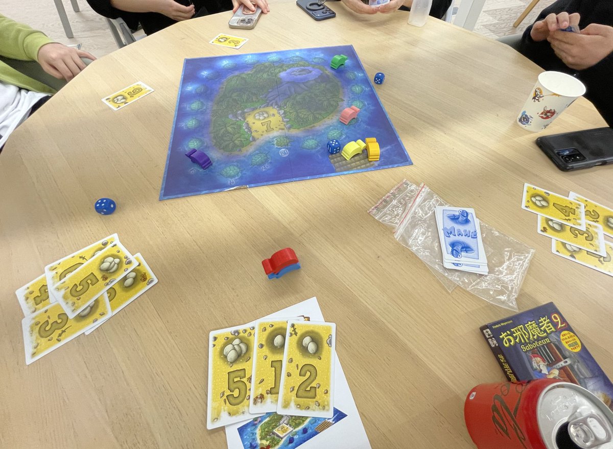 #今日遊んだボードゲーム 
「ウミガメの島」をプレイ人数上限の7人でやったらめっちゃくちゃ面白かった。いままで子どもとかと一緒にやる薄味なゲームだと思ってましたが、運あり駆け引きありで楽しかった。こんな味のするゲームだったのか……これがウミガメのスープ……(違います)