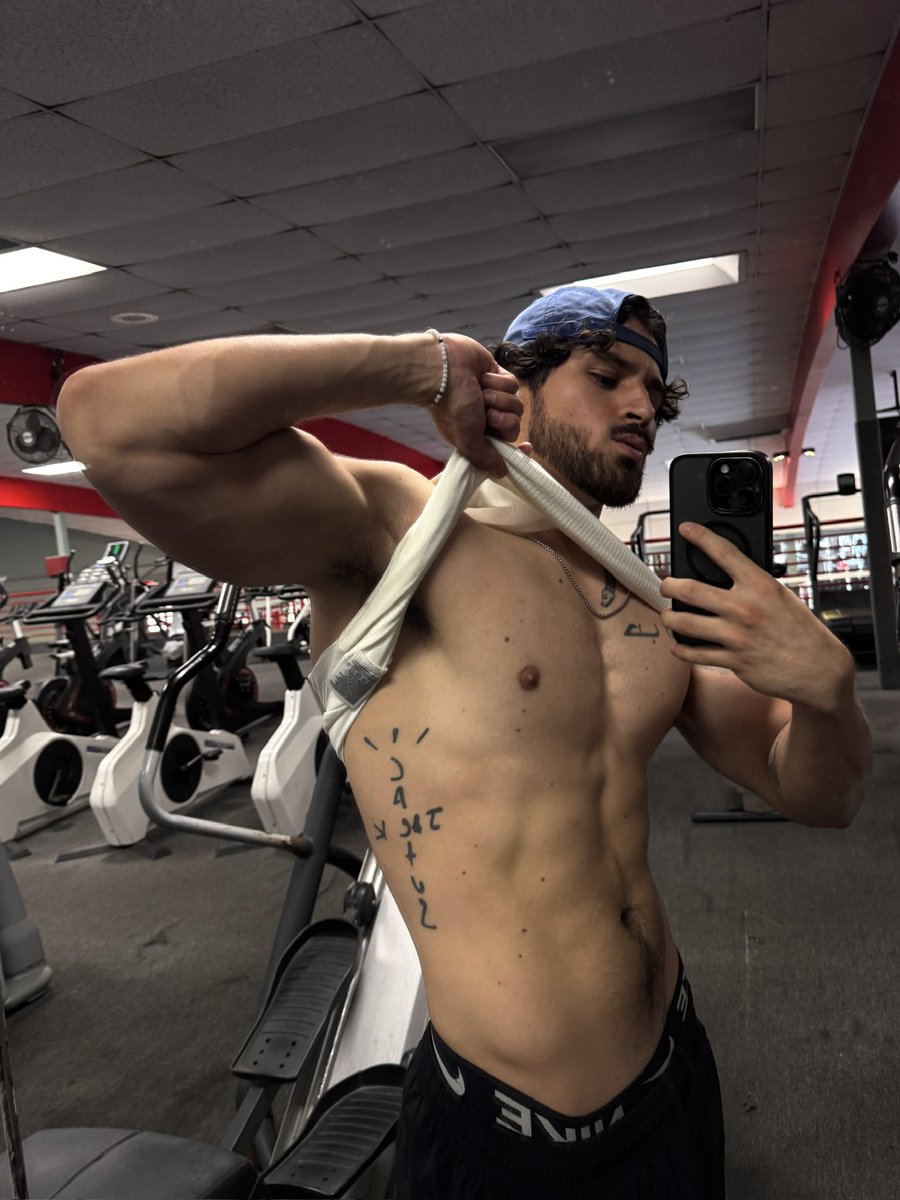 Valenci 🦇 tweet media