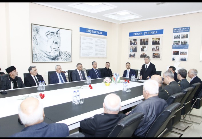 AzEmbUzbekistan's tweet photo. Daşkendde yerləşən Azerbaycan Respublikasının Səfirliyinin yanında Heydər Əliyev adına Mədəniyyət mərkəzində Xocalı soyqırımının 34-cü ildönümü ilə bağlı tədbir keçirildi. https://t.co/Y4UQr4RyVF