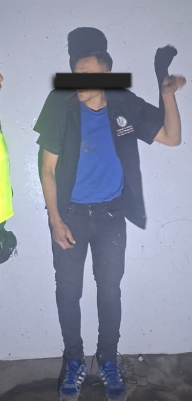 AdrianRubalcava's tweet photo. Esta noche se activó un dispositivo de seguridad emergente en la Línea A, con tres equipos integrados por personal de Seguridad Industrial, Protección Civil, Vigilancia Metro y Policía Auxiliar, tras detectarse la sustracción de cable entre Pantitlán y Agrícola Oriental.
El hecho provocó una afectación aproximada de 20 minutos en el suministro eléctrico y en la señalización, con impacto momentáneo en la circulación. Gracias a la intervención inmediata de la Gerencia de Seguridad Institucional y en coordinación con la @SSC_CDMX, fueron detenidas cuatro personas, presuntas infractoras, y se recuperaron 50 metros de cable del Sistema.
Serán puestas a disposición de las autoridades correspondientes. En el @MetroCDMX no toleramos actos que vulneren la operación ni la seguridad de las y los usuarios.
#CuidarteEsParteDelViaje