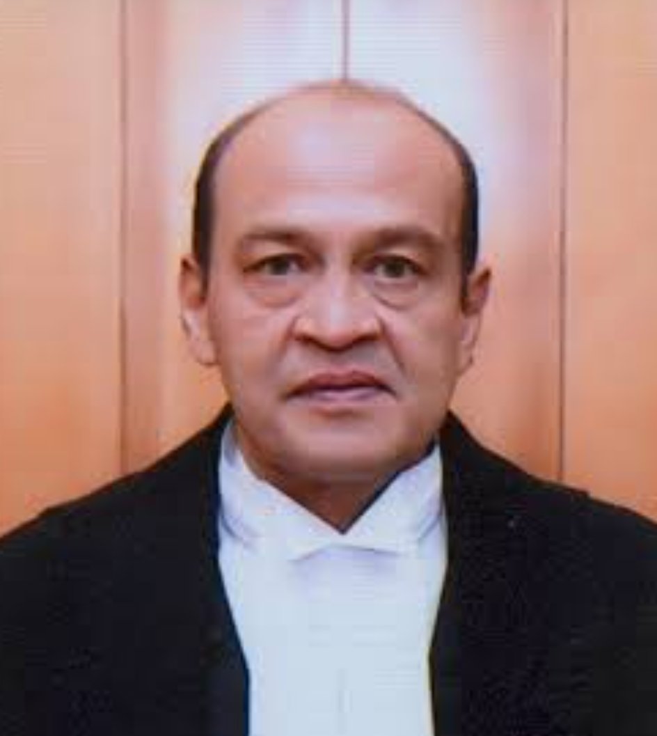 imra_mra's tweet image. The Supreme Court seems to have no other work left. I hope it will also comment on Yashwant Varma. Sorry, Justice Yashwant Varma, the former CJI, was very upset when a lawyer referred to him simply as Yashwant Varma.

#CHOR..!

x.com/i/status/20268…