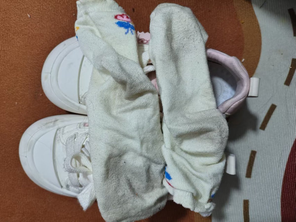 穿了三天的袜子
脱下之后
会成为哪个小狗的晚餐呢
点赞转发关注
抽一个宝贝送出一双臭袜子(天数可选哦)