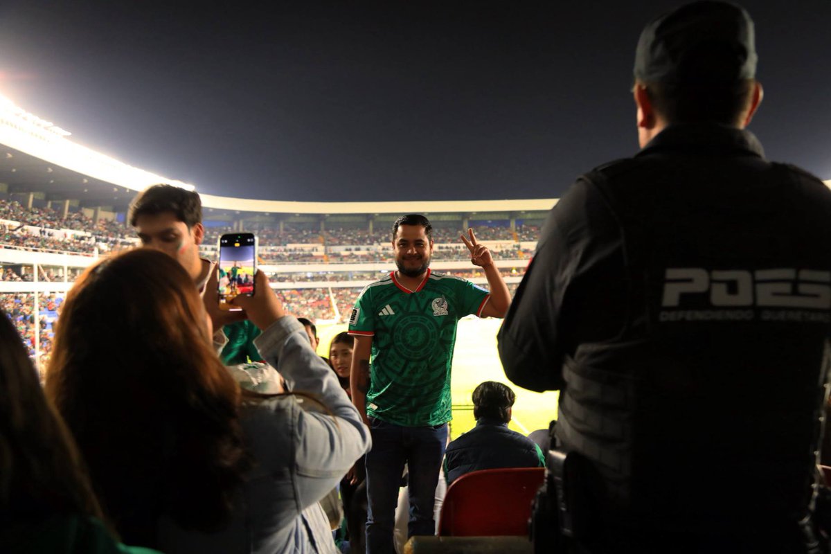 POESQro's tweet photo. El partido de @miseleccionmx vs #Islandia concluyó con saldo blanco. El operativo con seis anillos de seguridad desplegado en diversos puntos de la entidad y en el Estadio La Corregidora permitió que miles de familias disfrutaran el evento en paz y tranquilidad. https://t.co/TMeMD3vD32