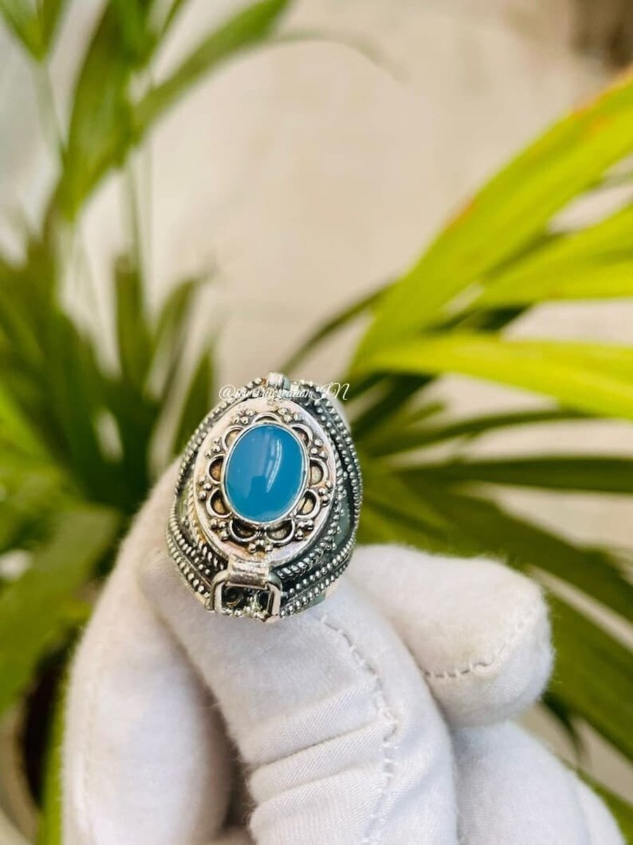jewelrycreatio1's tweet image. Blue Chalcedony Poison Box Ring,925 Sterling Silver Ring,Bohemian Ring,Secret Box Ring,Statement Ring,Handmade Ring,Designer Ring,Gift Her
Buy At:
etsy.com/in-en/listing/…
#Bohopoisonring #Uniquering #Bluecolorring #Ovalshapering #Minimalistring #Chalcedonyjewelry #Handmadering