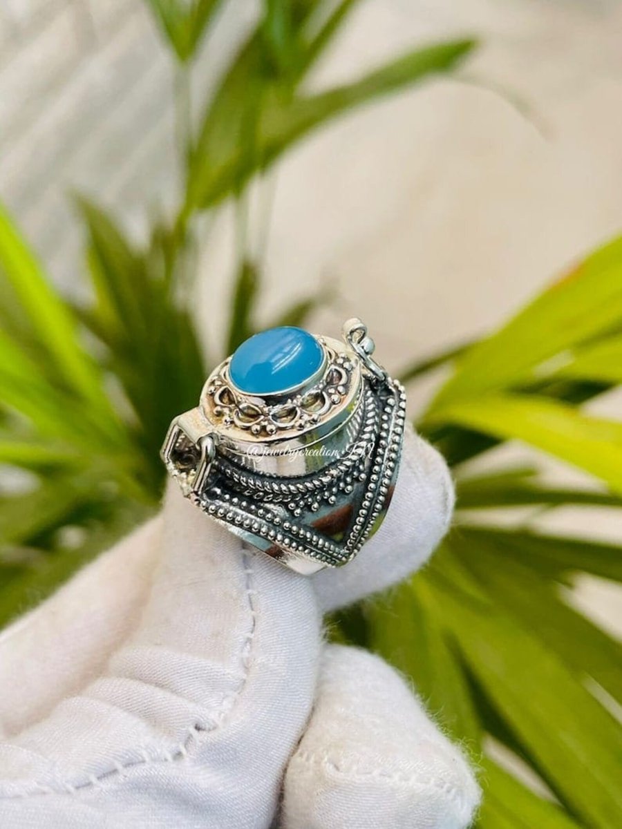 jewelrycreatio1's tweet image. Blue Chalcedony Poison Box Ring,925 Sterling Silver Ring,Bohemian Ring,Secret Box Ring,Statement Ring,Handmade Ring,Designer Ring,Gift Her
Buy At:
etsy.com/in-en/listing/…
#Bohopoisonring #Uniquering #Bluecolorring #Ovalshapering #Minimalistring #Chalcedonyjewelry #Handmadering