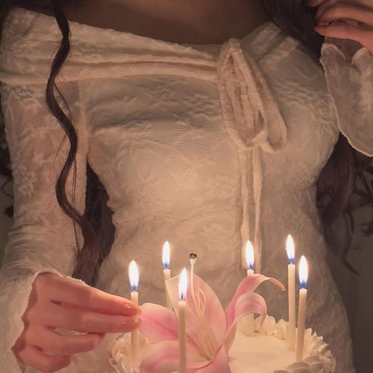 literarysquad's tweet photo. hoje o literary está em festa! 🎂

feliz aniversário, @Lewiswife26_ ! 🎉 🥳 te desejamos toda felicidade do mundo e que você continue sendo essa pessoa querida que é pra gente sempre, seja feliz hoje e sempre. 🤝 💗 https://t.co/sAak1xaeap