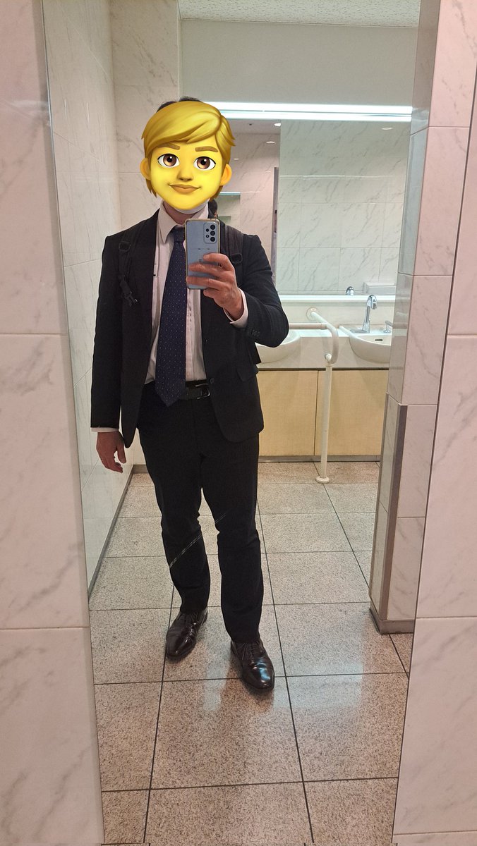 平日の姿。
さすがに革靴の素足履きはしてません