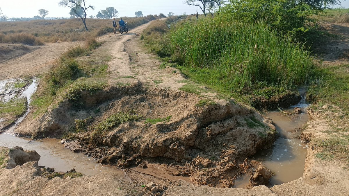 neeraj0591's tweet photo. @uppwdofficial @UPGovt @NHAI_Official @CMOfficeUP @DM_PRAYAGRAJ @myogiadityanath @brajeshpathakup @mppchaudhary @DM_PRAYAGRAJ जी से निवेदन है आप इस समस्या को संज्ञान में लेकर इस समस्या का निवारण करें अन्यथा समस्त ग्रामवासी मिलकर इस समय के निवारण के लिए ठोस कदम उठाने पर मजबूर होंगे तो उसका जिम्मेदार सिर्फ और सिर्फ शासन और प्रशासन होगा @CMOfficeUP @mppchaudhary @myogiadityanath @PMOIndia https://t.co/it2iiTsn2j