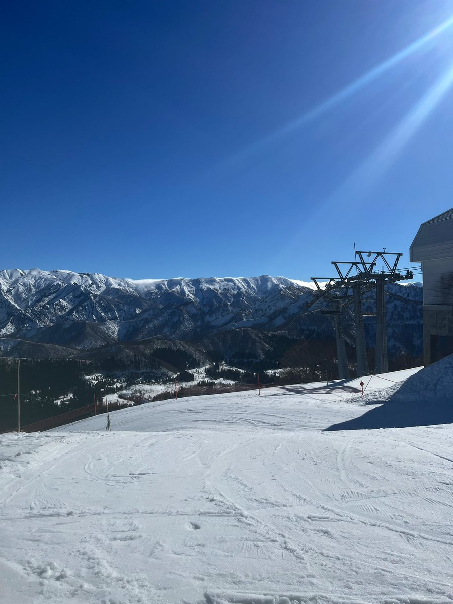youngmate's tweet photo. 2月に滑ったのは何十年ぶりだろうか🏂w

雲一つない青空☀️
奥添地から正面に観える巻機山(まきはたやま)が映えます🏔️
気温はどんどん上昇し春のような陽気に☘️
平日でもゲレンデは結構���わってました🎶

#舞子スノーリゾート
#ロッヂヤングメイト https://t.co/dpakZqdfoW