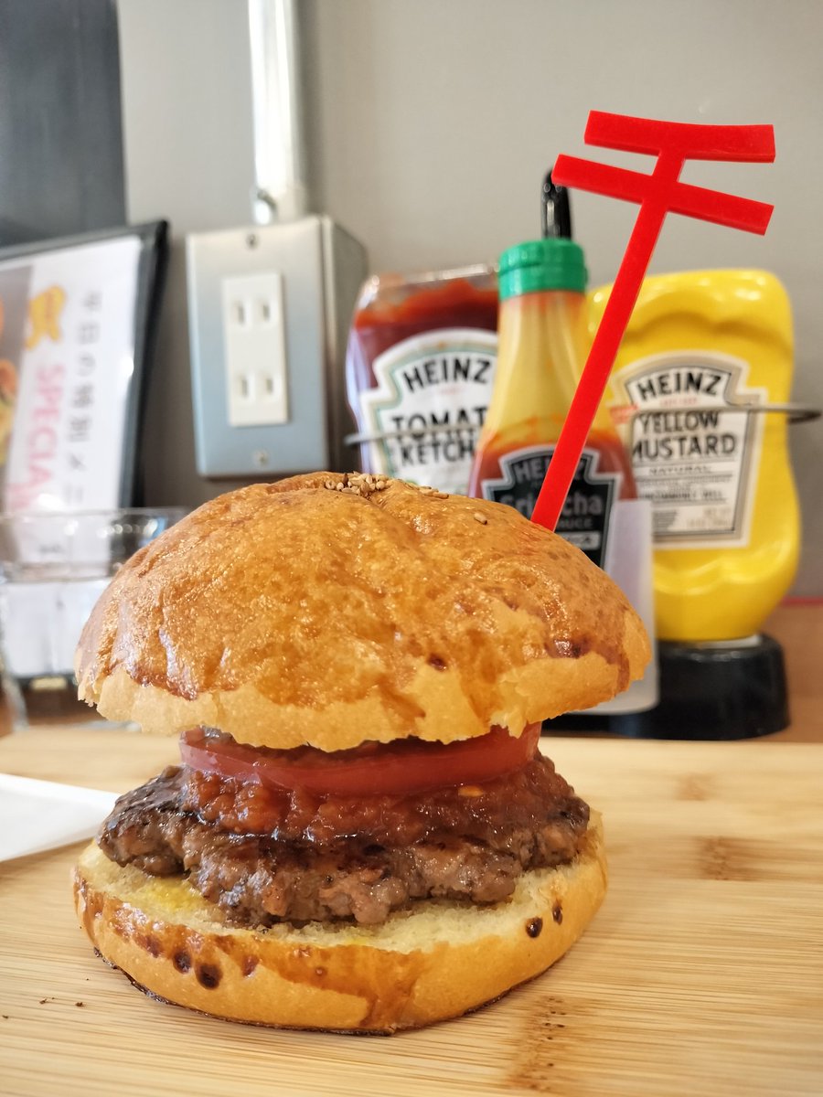 ハラヘリでサブウェイに。
しかしフラれ、モスにフラれ。。
そのまま入ったことのないジビエを使ったハンバーガー屋さんに入ってみた。
肉が。。肉肉しいっ。

HEINZのシラチャーソースは美味すぎる。