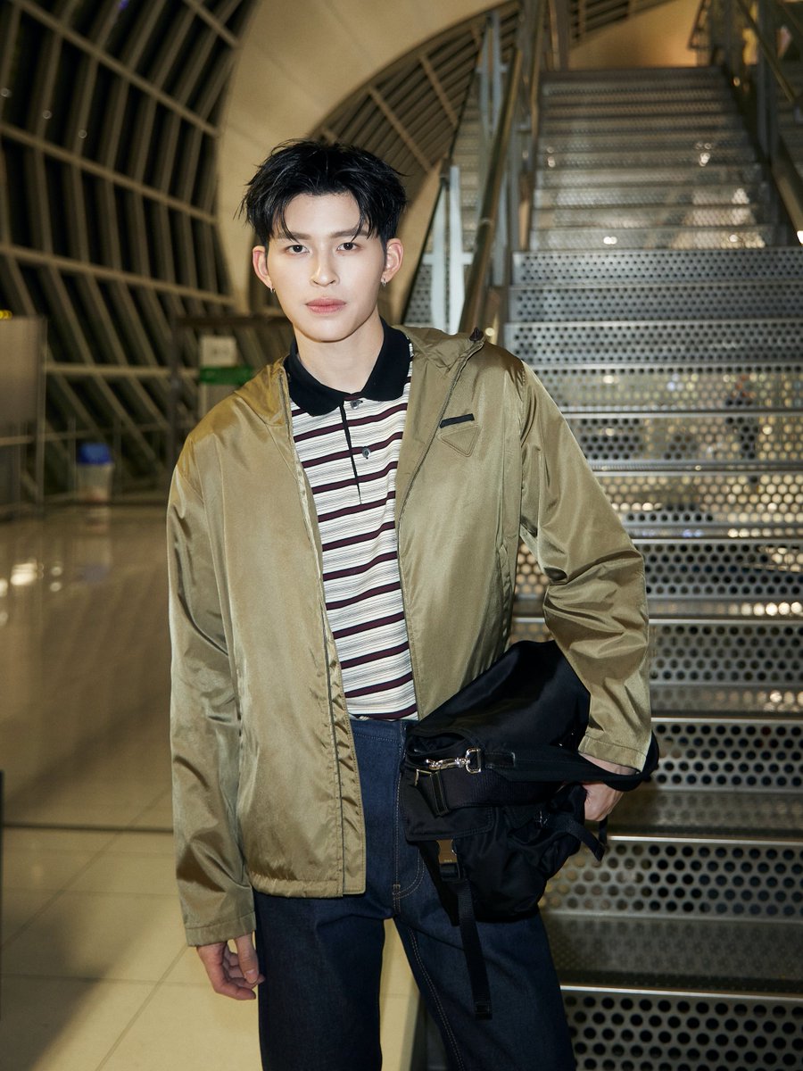 iconsiam's tweet photo. แอร์พอร์ตลุคของ ปอนด์-ณราวิชญ์ พร้อมออกเดินทางสู่มิลาน ประเทศอิตาลี เพื่อเข้าชมแฟชั่นโชว์ คอลเลกชัน Fall Winter 2026 Womenswear ซึ่งจะจัดขึ้นในวันที่ 26 กุมภาพันธ์นี้ เวลา 20.00 น. ตามเวลาประเทศไทย

ปอนด์มาในโททัลลุคจากคอลเลกชัน Spring Summer 2026 
กระเป๋า Prada Explore Re-Nylon สีดำสุดคลาสสิก และสนีกเกอร์รุ่นใหม่ Speedrock 

#ICONSIAM #ICONLUXE #PradaFW26 #Prada #ppnaravit #PradaFW26xPond