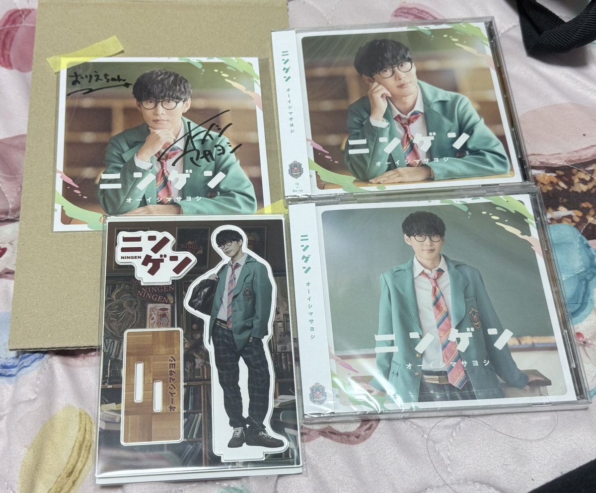 昨日、アクスタ付きが届いて 今日はオンラインサイン会のが届いたよ