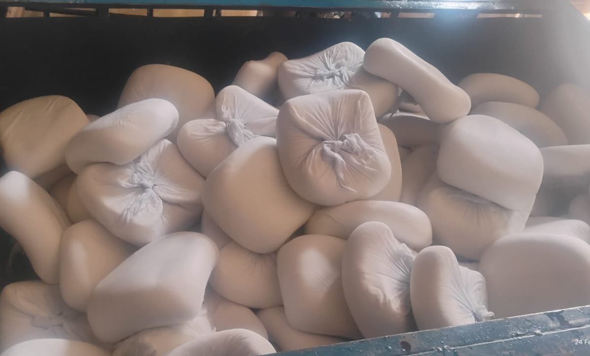 This fake paneer made using Ghadi detergent was about to be sold in Delhi NCR, but this time owner didn’t pay the “cut” to the authorities, so the entire consignment was seized.

What a time to be alive in this vishwaguru era 🫡🫡