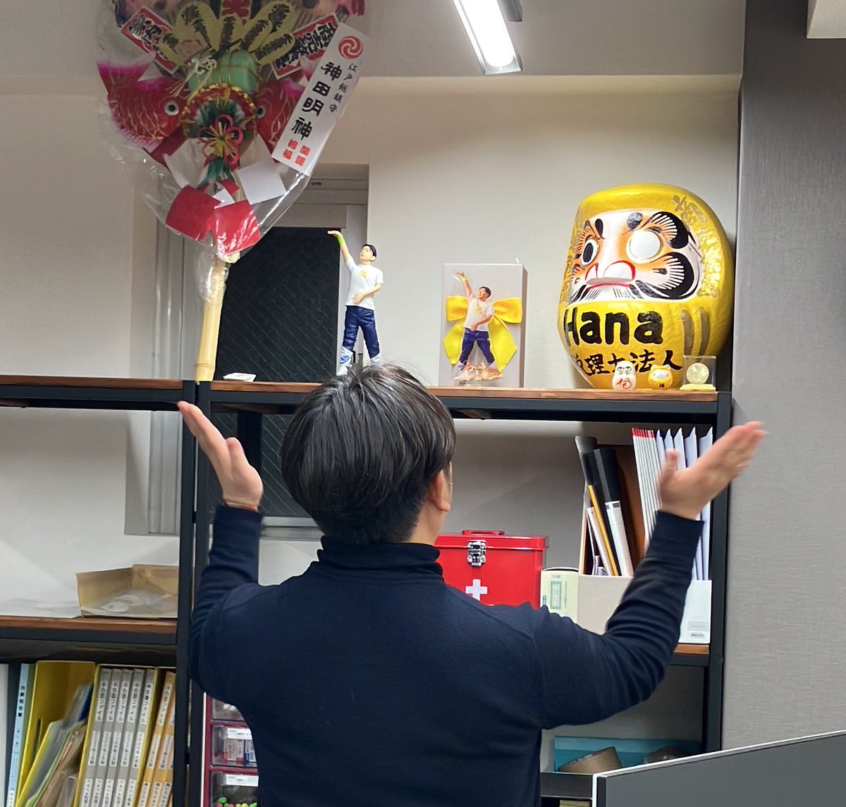 HanaGroup87's tweet photo. 先日、新しいダルマをお迎えしました！
もちろん、今年もHanaカラーの黄色ダルマ✨正面の「Hana」の文字が手書きになったのがポイントです😉

そして早速、目を入れました👀‼️

小さなことも大切に…HanaGroupが気になった方は採用ページよりご応募ください💛
#HanaGroup #オフィスの日常 #採用募集 https://t.co/ZMgYSmsnoM
