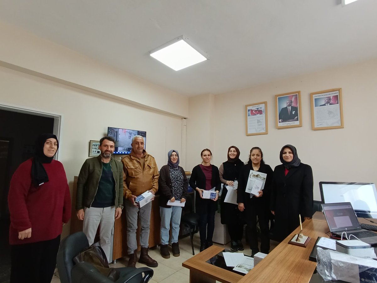 Yenişehir Hazım Şahin ortaokulunu ziyaret edip eğitim emekçilerimize hediyelerimizi takdim ettik.
İyi günlerde kullanmalarını dileriz.
<a href="/Sdka_Aydin/">Sıdıka AYDIN</a> 
<a href="/ebskadin/">Eğitim-Bir-Sen Kadın Komisyonu</a> 
<a href="/ebsdiyarbakir1/">EBS Diyarbakır 1</a> 
<a href="/tekdemiRamazan/">Ramazan Tekdemir</a>