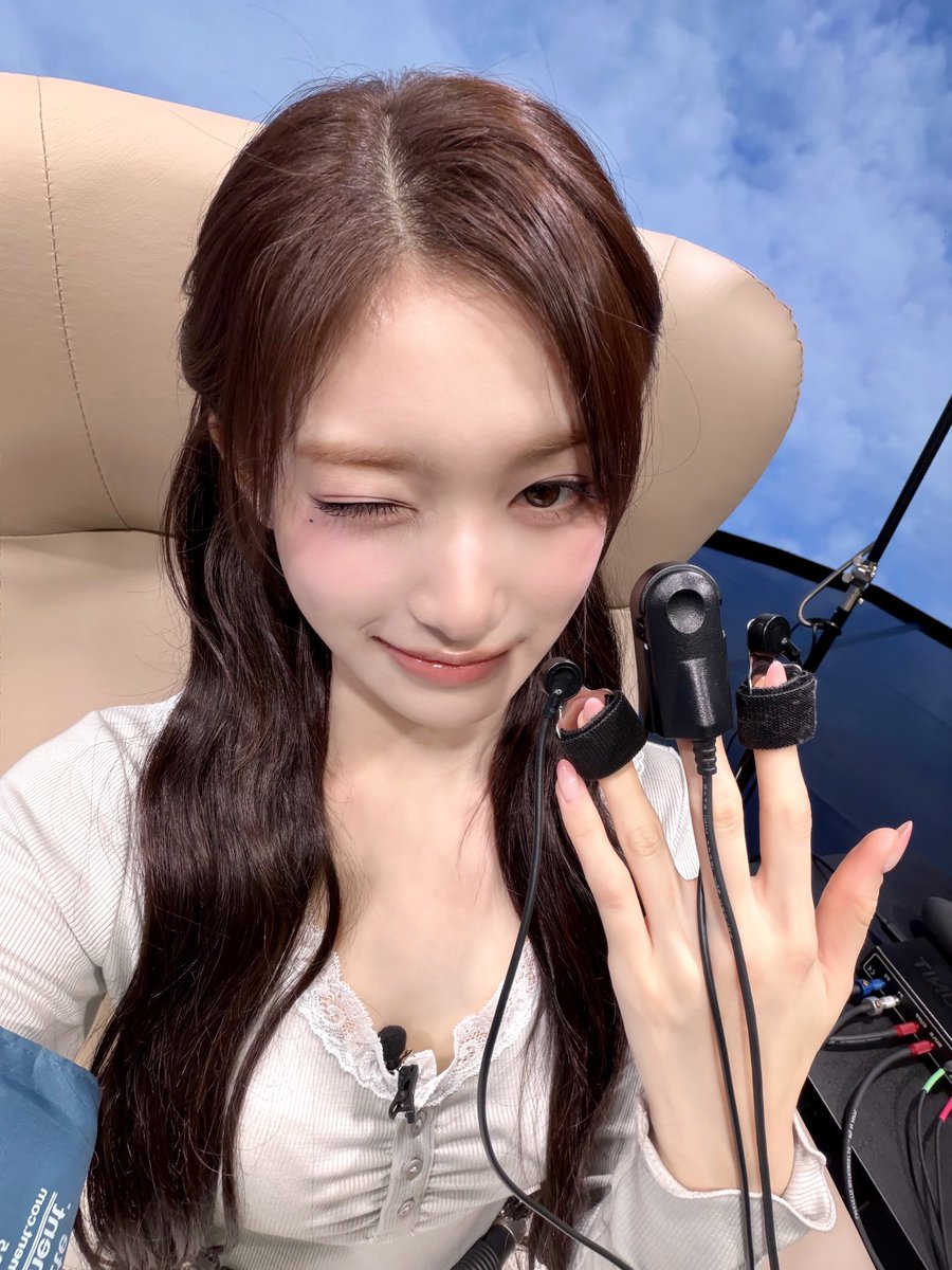 📸 
260226 #트루만쇼 완료 💕

솔직함 221%로 트루만쇼를 휘어잡고 온
이서랑 함께 뱅블랙 할 사람 이서 ? ໒꒰ྀི  • · •  ꒱ྀིა
여기 이서 ~ 🙋🏻‍♀️

애기공주 이서에게서 눈 떼지마 시선 ✨

#IVE #아이브 
#LEESEO #이서 
#REVIVE_PLUS 
#BANGBANG #IVE_BANGBANG 
#BLACKHOLE #IVE_BLACKHOLE