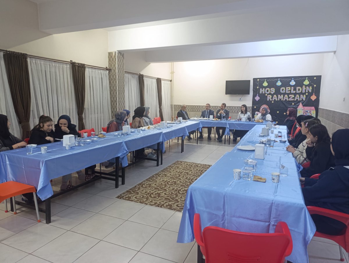 Kaymakamımız Sn. İsa BERTAN, İlçe Milli Eğitim Müdürümüz Sn. Hakan BOZDAĞ ve İlçe Müftümüz Sn. Kemal AKPINAR,  “İftarda Konuşalım Ramazan Söyleşileri” programı gereği Ali Aşık Çok Programlı Anadolu Lisesi Kız Pansiyonu öğrencileriyle iftar sofrasında buluştu.