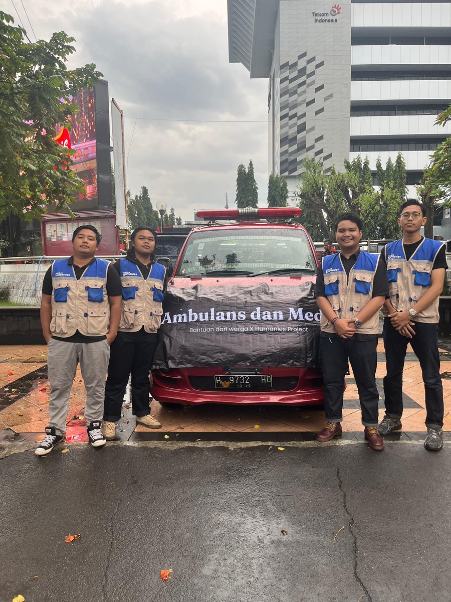 Untuk yang sedang aksi di Kota Semarang Stay safe yak💙

Ambulance dan team Medis Humanies hadir di depan Telkom 🚑